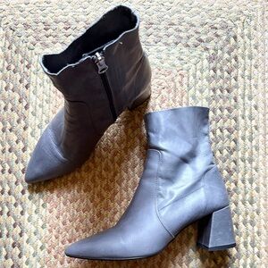 L’Intervalle grey leather ankle boots with block heel, size 41